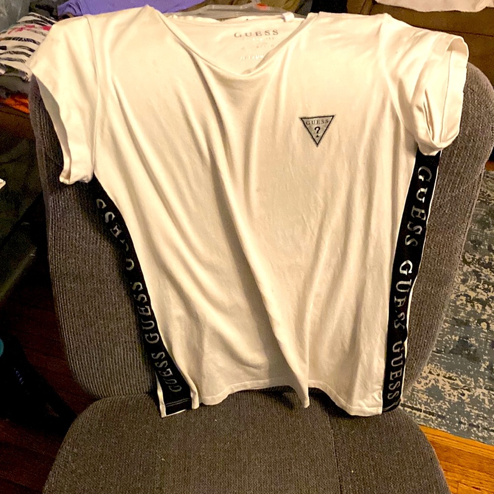 ‘Guess’ white Tee with Blk ‘Guess’ spelled down side in silver